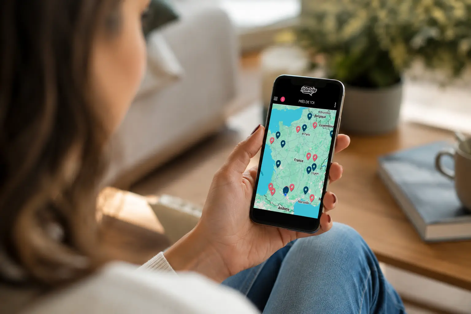 femme consultant la carte des connectés sur un chat français géolocalisé